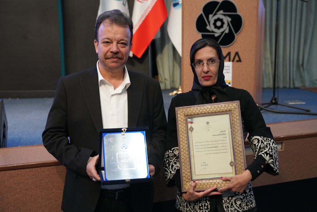 مدیر کنترل کیفی پارس پلاست در کنار موسس شرکت