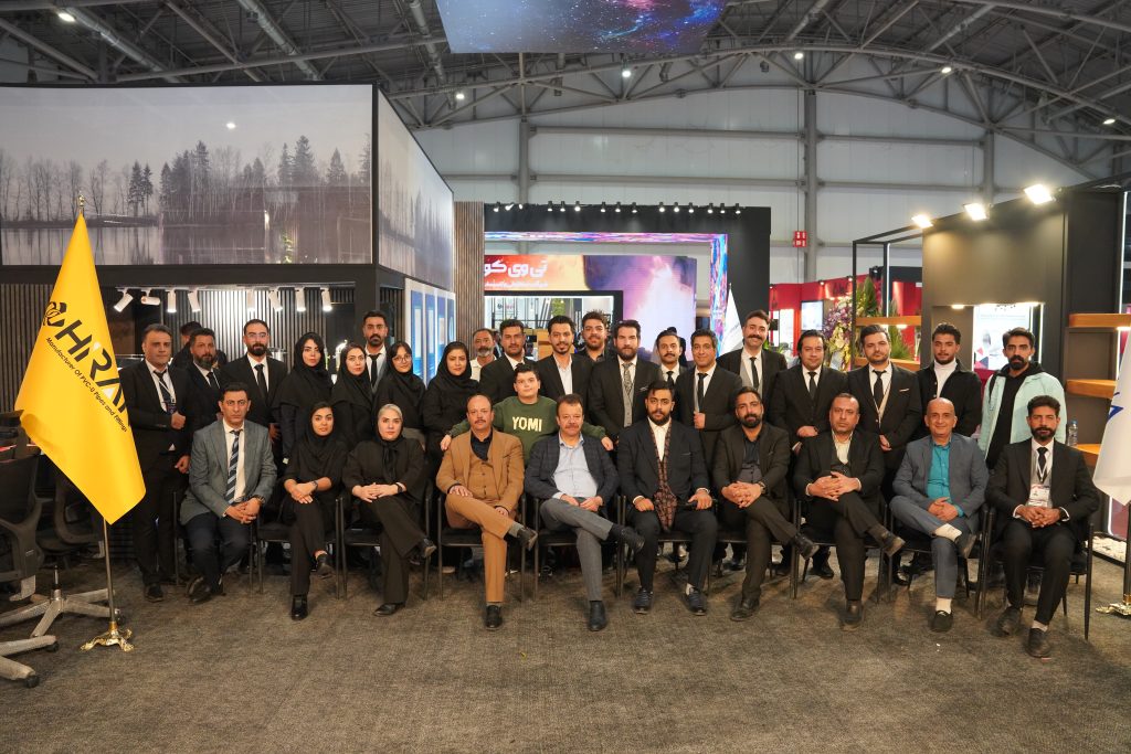 گوشه ای از تیم متخصص مجموعه پارس زنده رود پلاست